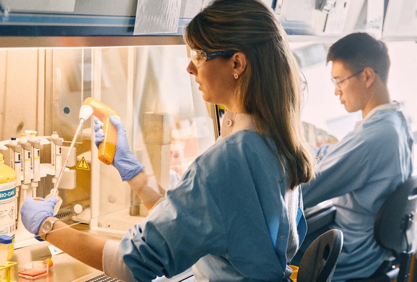 Female and male scientist in a lab.